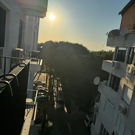 The Azure Breeze Beachfront Escape Lägenhet *