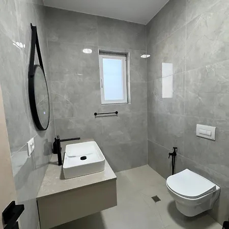 The Azure Breeze Beachfront Escape 아파트 *